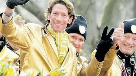 In Köln verwurzelt. Konstantin Neven DuMont (l.) will Nachfolger von WDR-Intendantin Monika Piel werden. Auch der 43-Jährige hat eine Bewerbung eingereicht. Foto: dpa