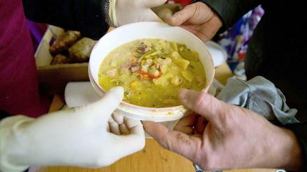 Manche sind angewiesen auf einen Teller Suppe aus der Suppenküche - hier ein Bild aus Wiesbaden.