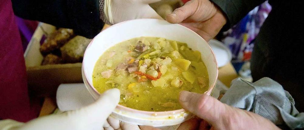 Manche sind angewiesen auf einen Teller Suppe aus der Suppenküche - hier ein Bild aus Wiesbaden.