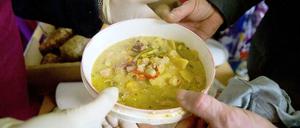 Manche sind angewiesen auf einen Teller Suppe aus der Suppenküche - hier ein Bild aus Wiesbaden.
