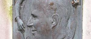 Gedenktafel für den Kabarettisten, Komponisten und Drehbuchautor Günter Neumann (1913 – 1972) auf dem nach seinem Nachkriegskabarett benannten Trümmerhügel Insulaner (Munsterdamm / Schöneberg) 