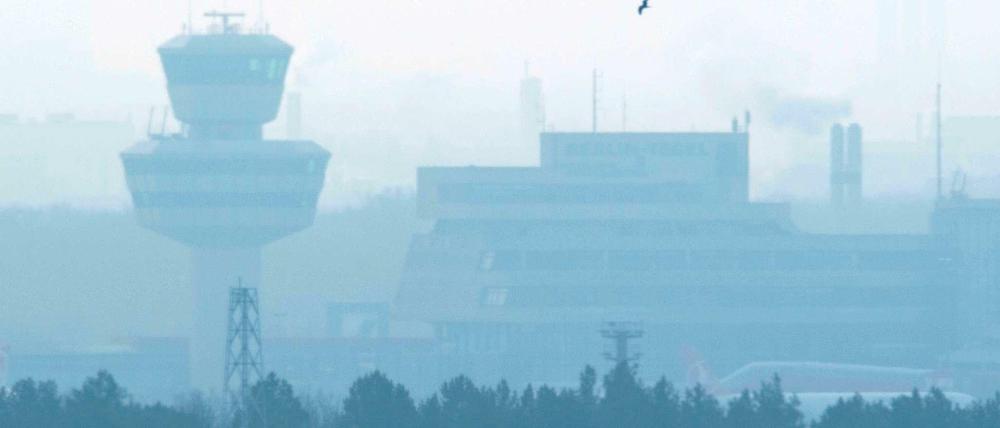 Der Tower des Flughafen Tegel im Morgennebel.