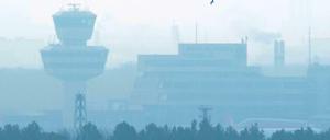 Der Tower des Flughafen Tegel im Morgennebel. 
