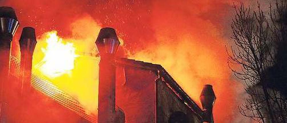 Feuer schlägt aus den Fenstern der alten ehemaligen Lederfabrik. Foto: dpa