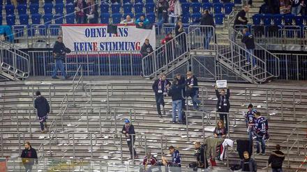 Rund 3000 Fans hatten ihre Pläne wahrgemacht, und die Tribüne aus Protest gegen die hohen Ticketpreise verlassen. Die Eisbären hat es kaum gestört.