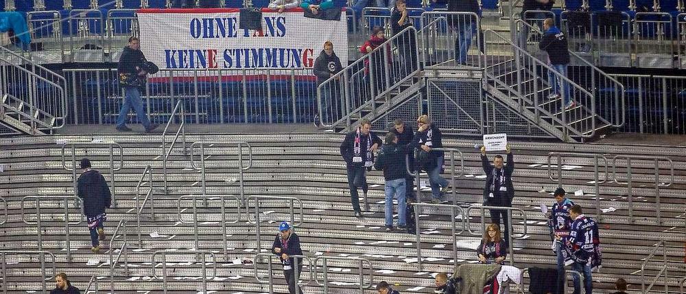 Rund 3000 Fans hatten ihre Pläne wahrgemacht, und die Tribüne aus Protest gegen die hohen Ticketpreise verlassen. Die Eisbären hat es kaum gestört.