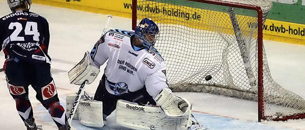 Zweimal ging es gut. Rankel überwindet Hamburgs inzwischen verletzten Torwart Kotschnew beim ersten Saisonsieg gegen die Freezers.