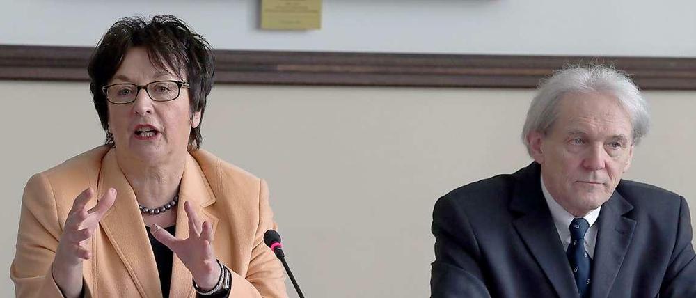 Brigitte Zypries, Vorsitzende der Expertenkommission und Karl Max Einhäupl, Vorstandsvoritzender der Charité, legten den Abschlussbericht zu den Missbrauchsvorwürfen vor.