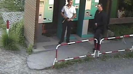 Die Polizei sucht diese beiden Männer als Tatverdächtige.