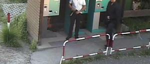 Die Polizei sucht diese beiden Männer als Tatverdächtige.