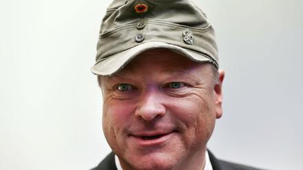 Auf in den Kampf! Revolutionsführer Niebel mit Berett und sympathischem Gesichtsausdruck