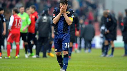 Zum Verstecken. Unions Michael Parensen nach Abpfiff in Cottbus.