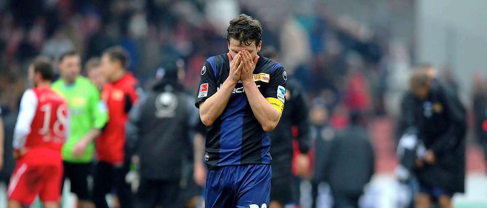 Zum Verstecken. Unions Michael Parensen nach Abpfiff in Cottbus.