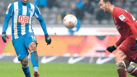 Gepflegter Fußball. Herthas Spielmacher Ronny (links) begab sich vor dem Spiel gegen Duisburg zur Pediküre. Foto: dpa