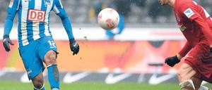 Gepflegter Fußball. Herthas Spielmacher Ronny (links) begab sich vor dem Spiel gegen Duisburg zur Pediküre. Foto: dpa