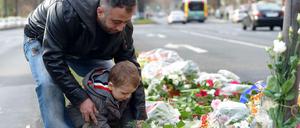 Trauer um Burak Bektas: Ein Vater und sein zweieinhalb-jähriger Sohn gedenken des Toten.