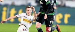 Langes Bein muss auch mal sein. Mönchengladbachs Patrick Hermann (links) im Duell mit Bremens Kevin De Bruyne. Foto: dpa