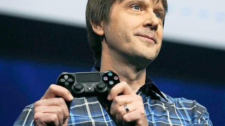 Game Designer Mark Cerny zeigt den Controller der neuen Playstation 4, nicht aber das Gerät selbst.