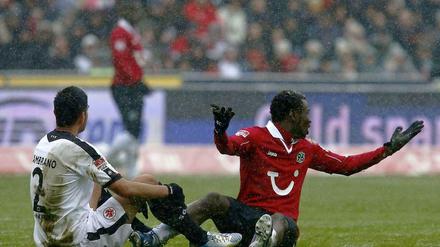 Gescoutet im Scheegestöber. Dortmund will Hannovers Mame Diouf (r.).