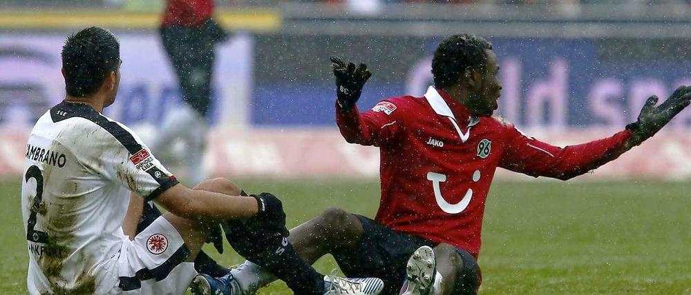 Gescoutet im Scheegestöber. Dortmund will Hannovers Mame Diouf (r.).