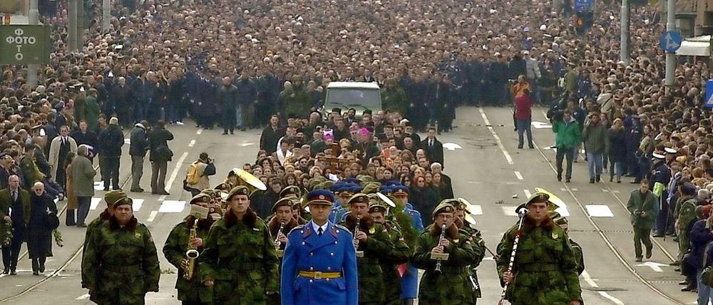 Zu Zoran Djindjics Trauermarsch in Belgrad kamen Hundertausende.