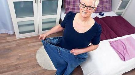 Da passen jetzt zwei rein. Die Jeans in Größe 60 hebt Elke Leschke sich als