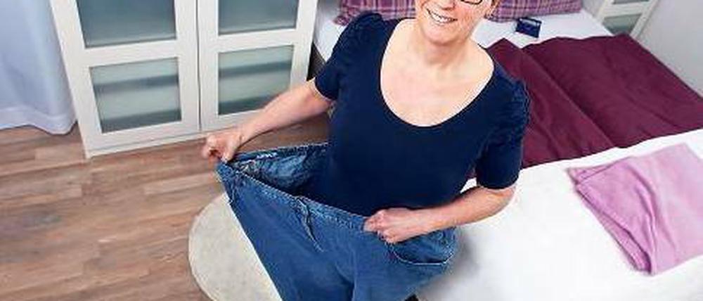 Da passen jetzt zwei rein. Die Jeans in Größe 60 hebt Elke Leschke sich als