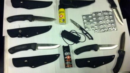 Diese Gegenstände wurden bei den Rockern gefunden und von der Polizei beschlagnahmt.