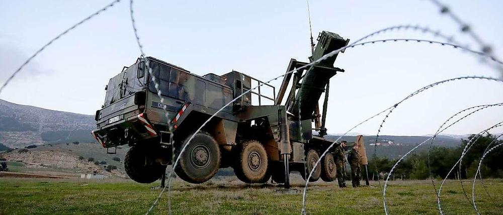 Mit Stacheldraht umzäunt ist die Stellung der Bundeswehr Patriot Abwehrstaffel im südtürkischen Kahramanmaras.
