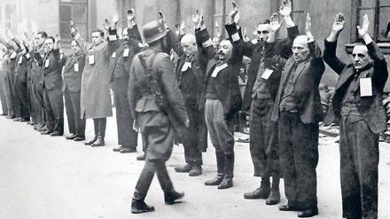 Warschauer Ghetto, April 1943. SS-Männer rekrutieren Arbeitskräfte aus einer Gruppe jüdischer Gefangener. Für eine Enzyklopädie der Lager dokumentieren Forscher des Washingtoner Holocaust Museums „jeden einzelnen Ort, an dem jemand festgehalten wurde“.