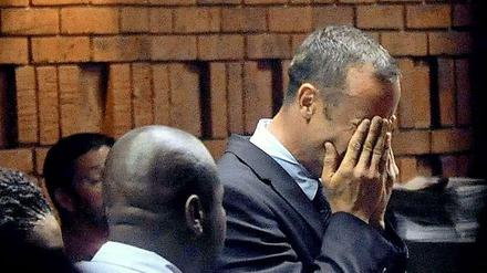 Vor dem Haftrichter bricht Oscar Pistorius am Freitag in Tränen aus.