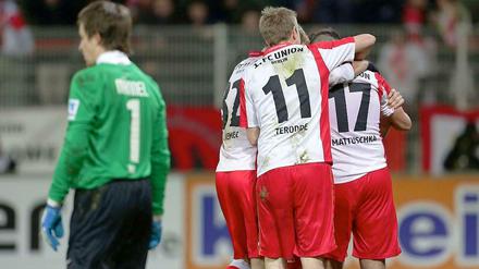 Jubel und Ernüchterung: Unions Spieler bejubeln das 2:0 durch Torsten Mattuschka (r). Aues Torwart Männel ist bedient.