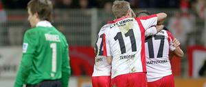 Jubel und Ernüchterung: Unions Spieler bejubeln das 2:0 durch Torsten Mattuschka (r). Aues Torwart Männel ist bedient.