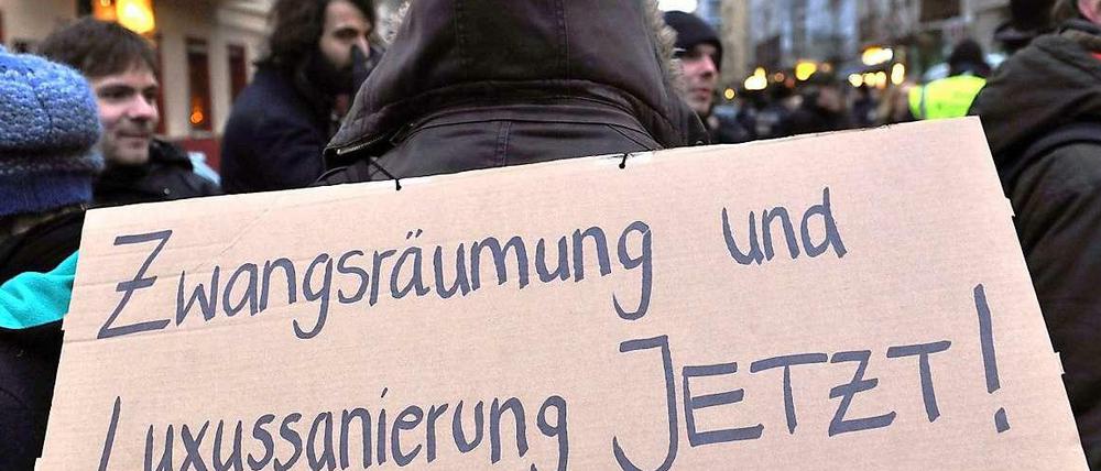 Das ist ironisch gemeint: Ein Demonstrant fordert Zwangsräumungen in Berlin.