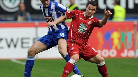 Hart umkämpft: Das Hinspiel zwischen Kaiserslautern und Hertha BSC war geprägt von vielen intensiven Zweikämpfen. Peter Niemeyer (l.), hier im Duell mit Alexander Baumjohann, musste zur Halbzeit in der Kabine bleiben, weil er kurz vor der Gelb-Roten Karte stand.