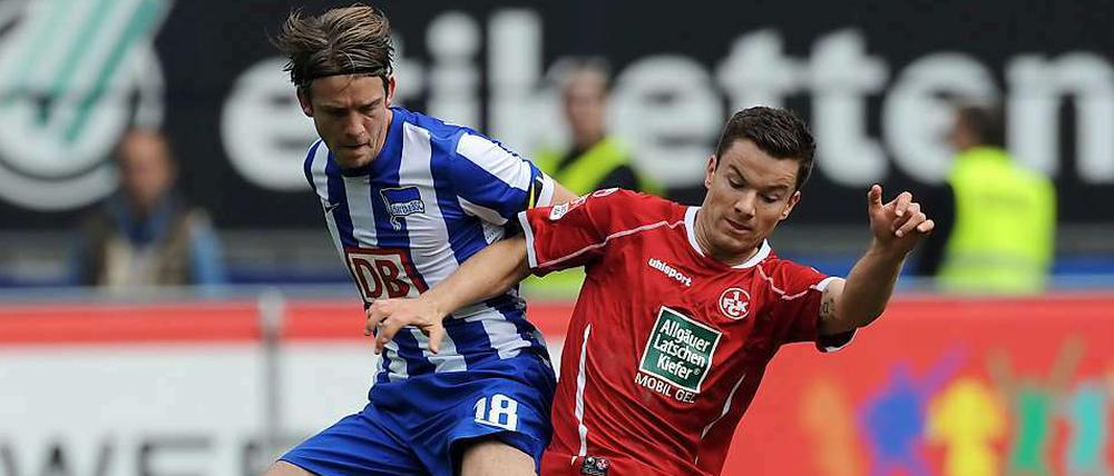 Hart umkämpft: Das Hinspiel zwischen Kaiserslautern und Hertha BSC war geprägt von vielen intensiven Zweikämpfen. Peter Niemeyer (l.), hier im Duell mit Alexander Baumjohann, musste zur Halbzeit in der Kabine bleiben, weil er kurz vor der Gelb-Roten Karte stand.