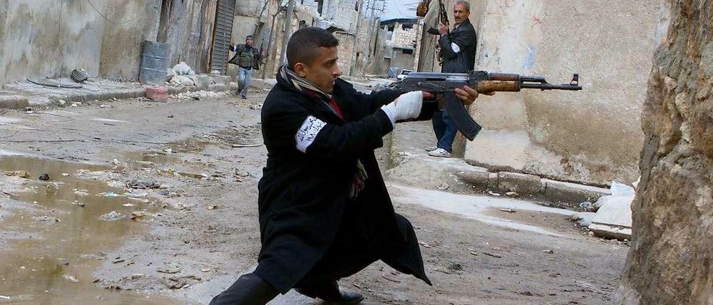 Häuserkampf. Ein junger Mann, der zu den Aufständischen gehört, liefert sich in Aleppo ein Feuergefecht mit Regierungstruppen.