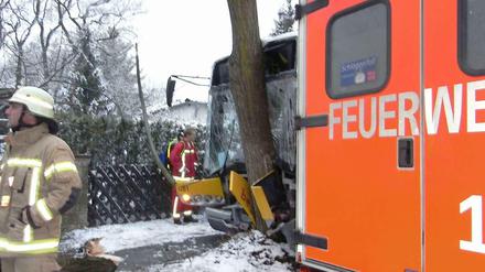 Gleich zu zwei Unfällen mit BVG-Bussen kam es am Freitag. Dabei wurden mehrere Menschen verletzt, ein 82-jähriger Mann starb - wahrscheinlich an einem Herzinfakt.