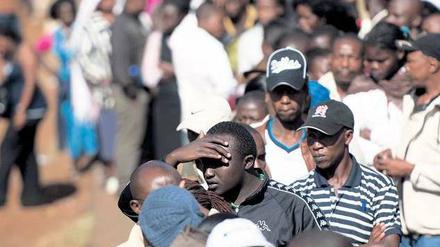 Geduld. Überall in Kenia mussten die Wähler stundenlang warten. Das Foto zeigt eine Schlange im vornehmen Stadtteil Langata in Nairobi. Foto: Phil Moore/AFP