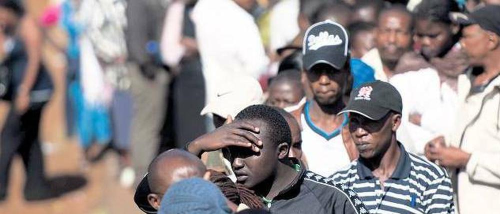 Geduld. Überall in Kenia mussten die Wähler stundenlang warten. Das Foto zeigt eine Schlange im vornehmen Stadtteil Langata in Nairobi. Foto: Phil Moore/AFP