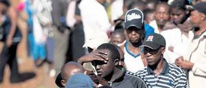 Geduld. Überall in Kenia mussten die Wähler stundenlang warten. Das Foto zeigt eine Schlange im vornehmen Stadtteil Langata in Nairobi. Foto: Phil Moore/AFP