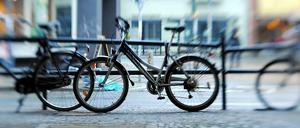 Für Fahrrad-Pendler fehlen Richtung Innenstadt vernünftige Anbindungen - das soll sich nun durch die Zusammenarbeit von Berlin und Brandenburg ändern.