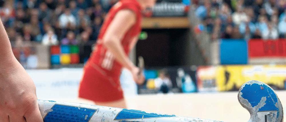 An die Schläger: Am Samstag startet die Meisterschafts-Endrunde in der Max-Schmeling-Halle. Foto: dapd