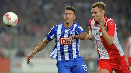Derbyerfahren: Christian Stuff (r.), hier im Zweikampf mit dem Herthaner Sandro Wagner im September 21012, ist in Berlin aufgewachsen.