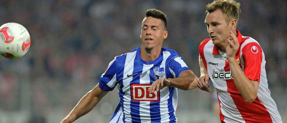 Derbyerfahren: Christian Stuff (r.), hier im Zweikampf mit dem Herthaner Sandro Wagner im September 21012, ist in Berlin aufgewachsen.