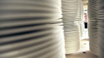Zu viel Geschirr? Oder nicht genug? Wer als Wirt kein funktionierendes Konzept hat, wird nicht mit Erfolg belohnt. Die Fluktuation in gastronomischen Betrieben ist hoch. An manchen Standorten wechseln die Lokalbetreiber ständig. Die Teller auf dem Foto sehen immerhin sauber aus - aber oft mangelt es auch an der Hygiene. Foto: Frank Rumpenhorst/dpa