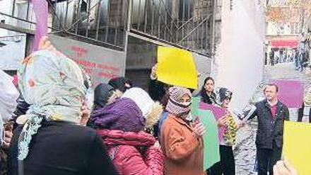 Vor den Toren der Bordellstraße. Frauen protestieren mit Plakaten. 