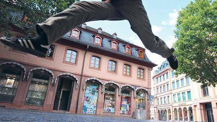 Kein unüberwindbares Hindernis. Wer es ohne Studium in eine Führungsposition geschafft hat, ist für einen Bachelor oft überqualifiziert. In so einem Fall kann man ihn überspringen und gleich den Master machen . Foto: Patrick Sinkel/dapd