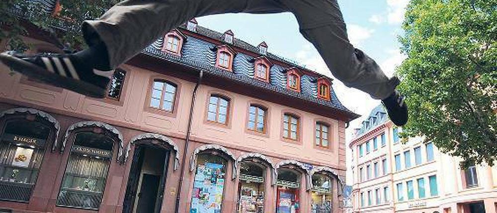 Kein unüberwindbares Hindernis. Wer es ohne Studium in eine Führungsposition geschafft hat, ist für einen Bachelor oft überqualifiziert. In so einem Fall kann man ihn überspringen und gleich den Master machen . Foto: Patrick Sinkel/dapd