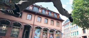 Kein unüberwindbares Hindernis. Wer es ohne Studium in eine Führungsposition geschafft hat, ist für einen Bachelor oft überqualifiziert. In so einem Fall kann man ihn überspringen und gleich den Master machen . Foto: Patrick Sinkel/dapd